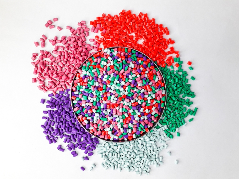 various,colors,of,masterbatch,granules,isolated,on,white,background,,polymer