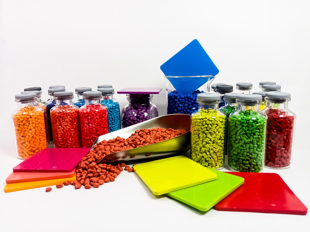 various,colors,of,masterbatch,granules,in,glass,containers,lined,up,
